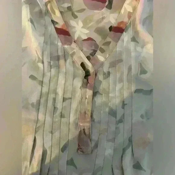 Harper and Joy Henley Style Blouse in floral Pattern—plus size 2X - Picture 7 of 8